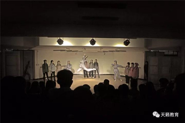 表演二班《光明村新年晚会? width=