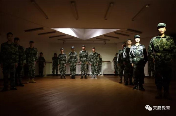 表演三班《文工团生活? width=