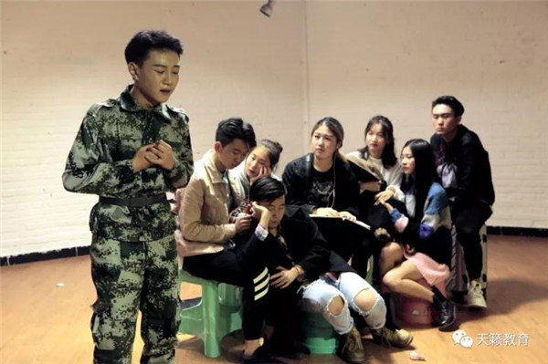 表演六班《奔跑青春? width=