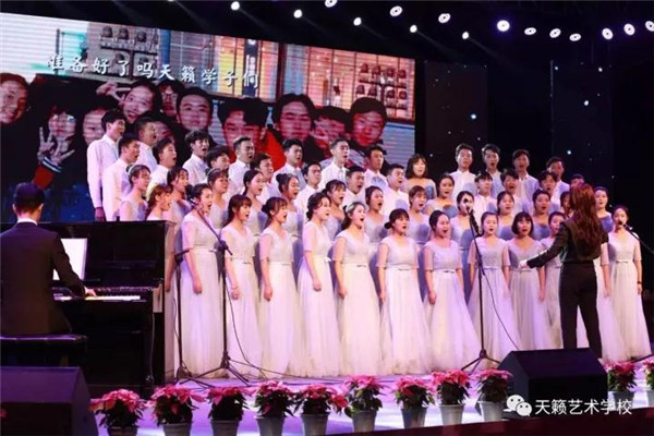 音乐专业大合唱《青春舞?当那一天来临? width=