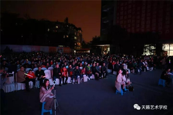 |红L在活动现Z观众亲切互动