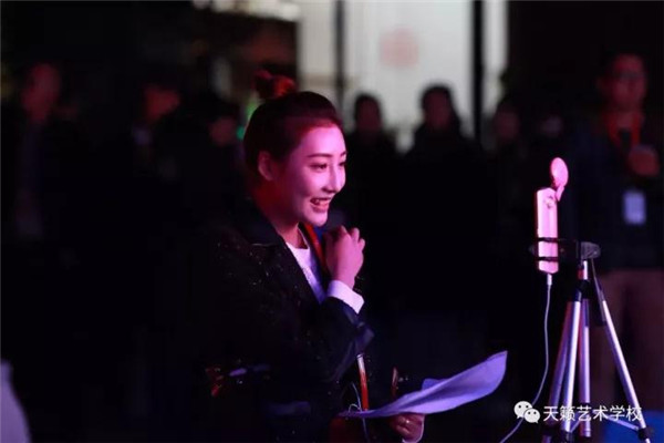 |红L在活动现Z观众亲切互动