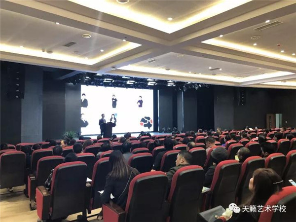 文化部老师与家长亲切交? width=