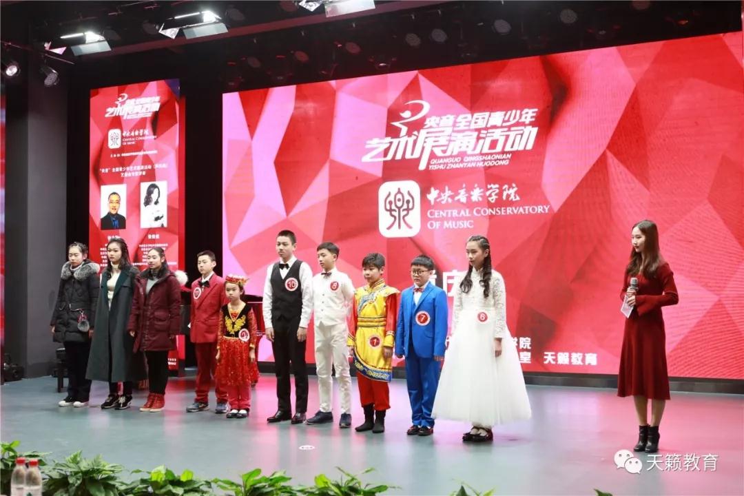 选手们认真們֐老师们的点评