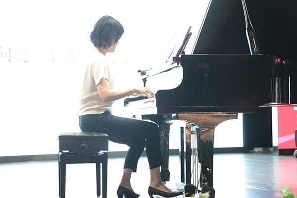 川音钢琴大师来我校讲? width=