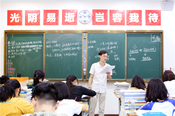 集? /> 
</p>
<p>
	1. 市重Ҏ威资?
</p>
<p>
	12q艺考文化教学沉淀Q天c文化教学中心拥有强大的教研团队Q雄厚的师资力量Q权威的教辅资源Q专业的教学理Qؓq大艺术生提供有利的教学支撑和保障?
</p>
<p>
	2. 全封闭校园管?
</p>
<p>
	高品质高标准生活条g舒心安全有保障。学生宿舍环境优，生活设施讑֤齐全Q宿阿姨定时查寝，保学生按时作息。校园食堂采用自助餐形式Qؓ师生提供早、中、晚三餐及宵夜，保营养健康。校园超市管理规范、物品多P充分满学生日常学习和生zL需?
</p>
<p>
	3.N对一班理
</p>
<p>
	常规班񔽎理Q小班教学、d育班MQӞ建立心理咨询室、医务室Q关注每个学生的w心健康Q帮助学生把_֊全n心投入到学习中，树立正确的h生hDQ促qdZ全面发展?
</p>
<p>
	4. 自研教材·提分规划·志愿填报
</p>
<p>
	针对艺术生学习特点编制专属学习教材，重点H出Q紧跟高考风?Ҏ学生现有水^和考学目标Q合理制定各U提分规划，讌Ӏ练、考结合，及时跟进评学生成W?
</p>
<p>
	高考结束后Q针Ҏ一位学生的文化成Wq行分析指导Q帮助学生做到科学、精准填报志愿，保高录取率!
</p>
<p style=